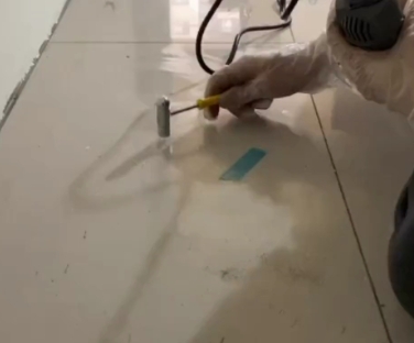临桂瓷砖开裂维修公司专业分享瓷砖在铺贴前如果没有沥干水分，将会导致以下问题